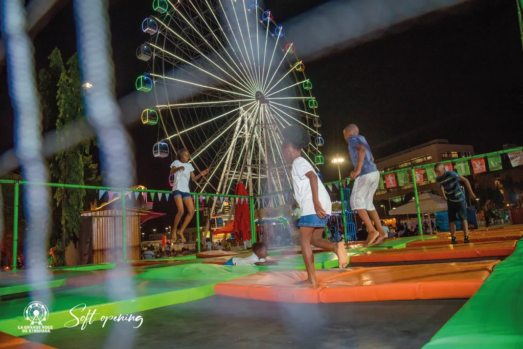 Des enfants sur les trampolines du parc